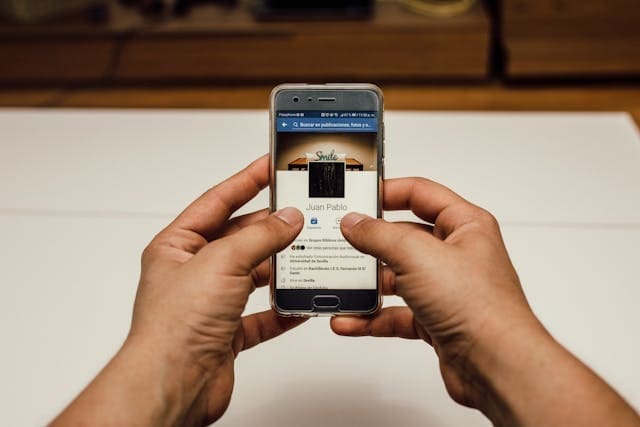 Korzystanie z facebook na telefonie